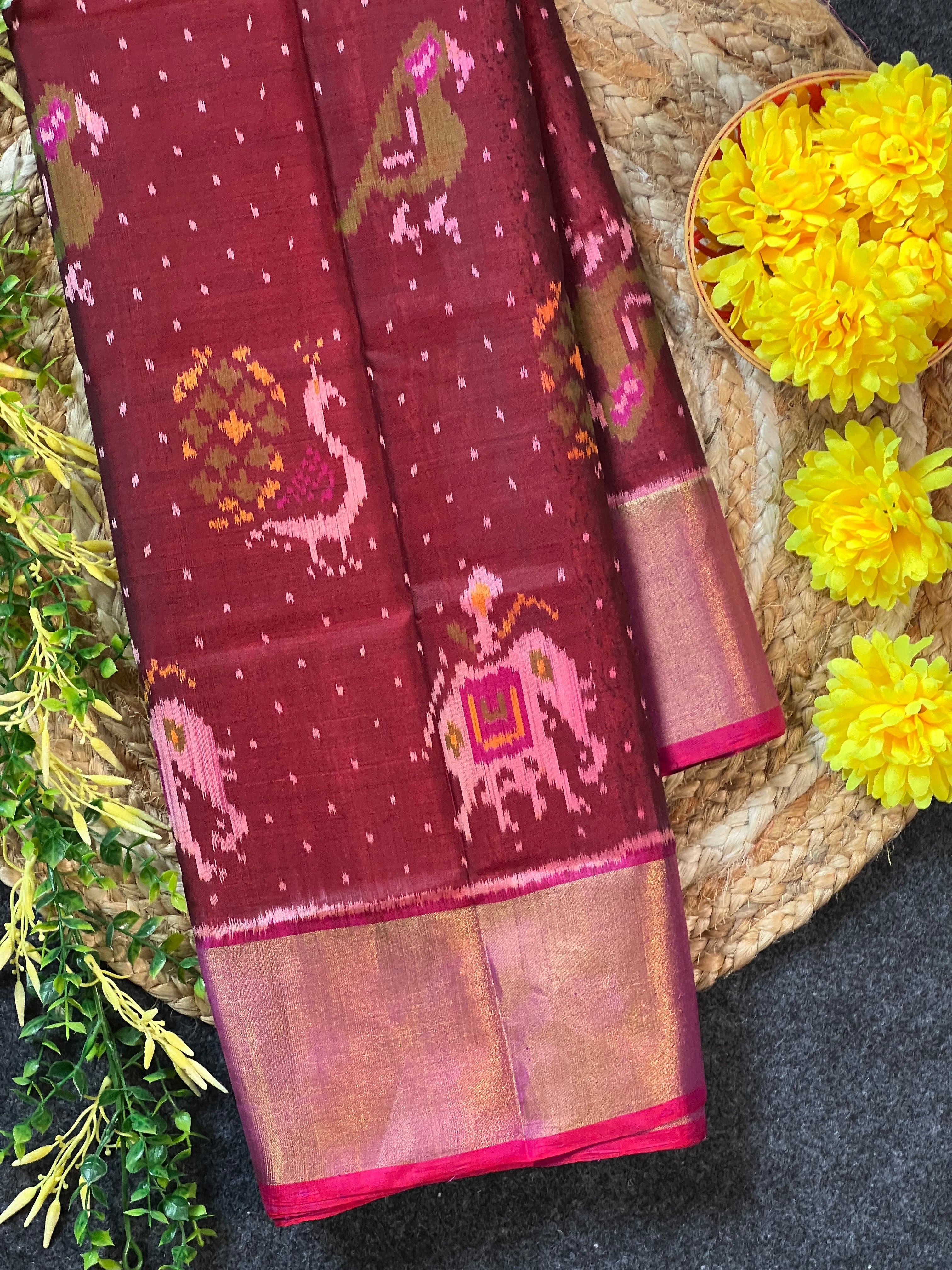 Motifs Design Handwoven Patola Silk Saree Main image