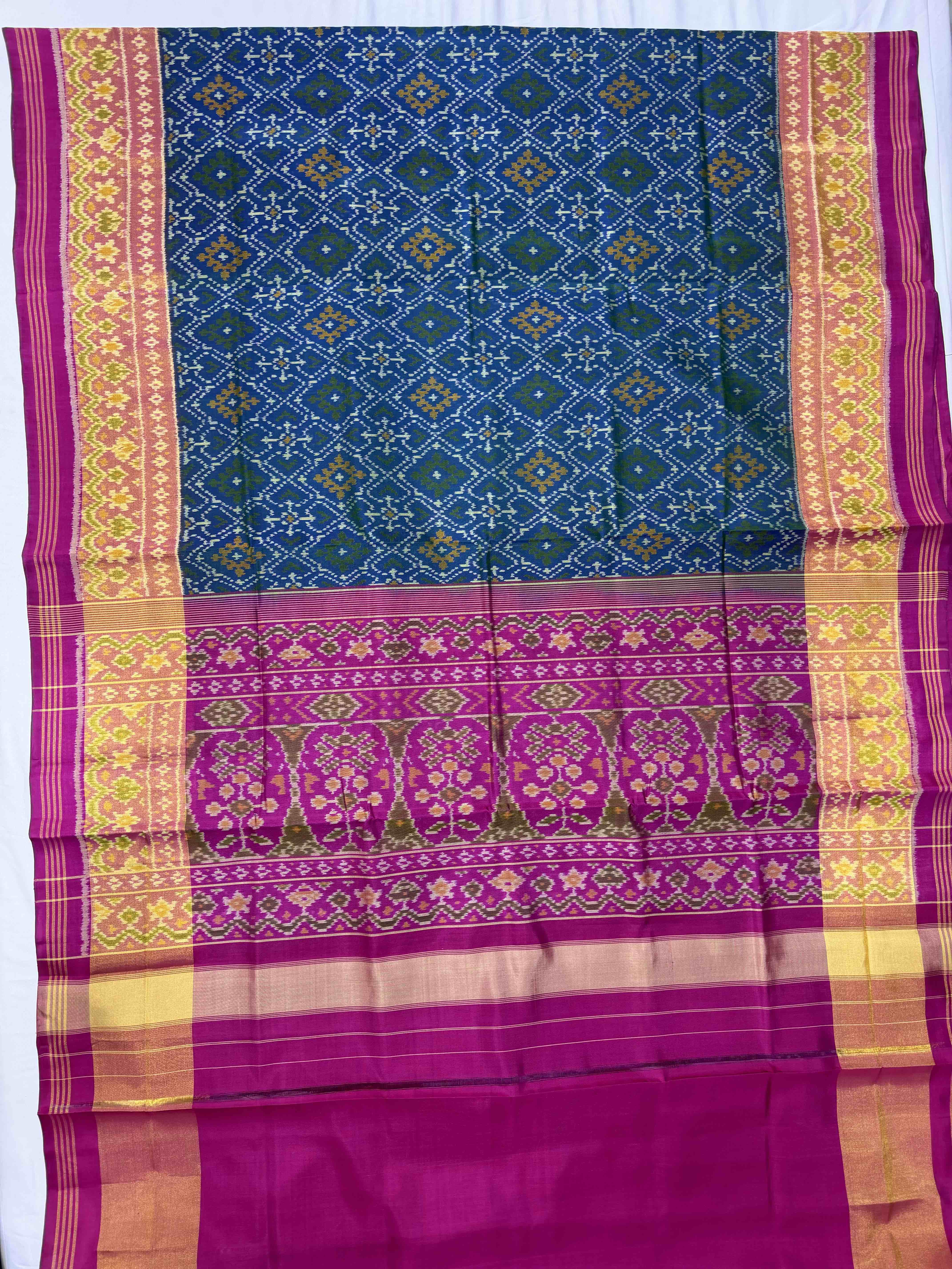 Pan-chanda Traditional Design Handwoven Patola Silk Saree Secondary image