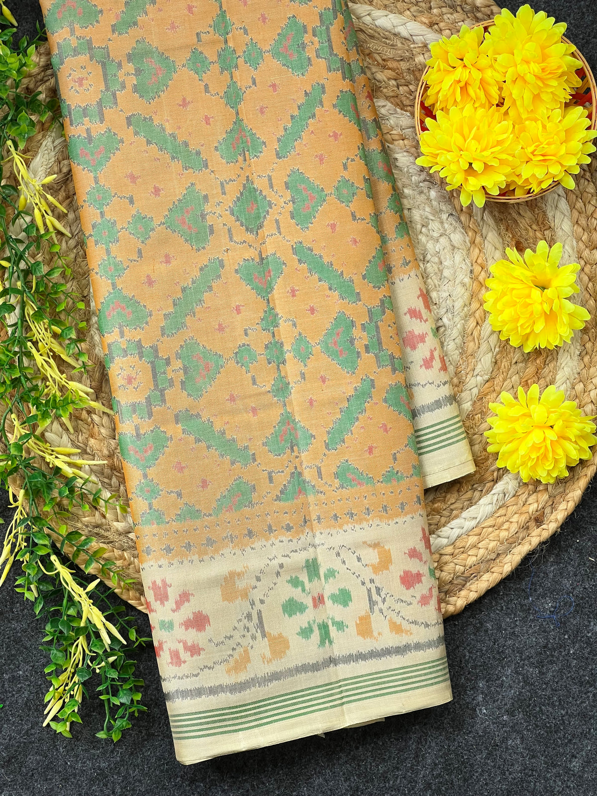 Manekchowk Traditional Design Handwoven Patola Silk Saree Main image