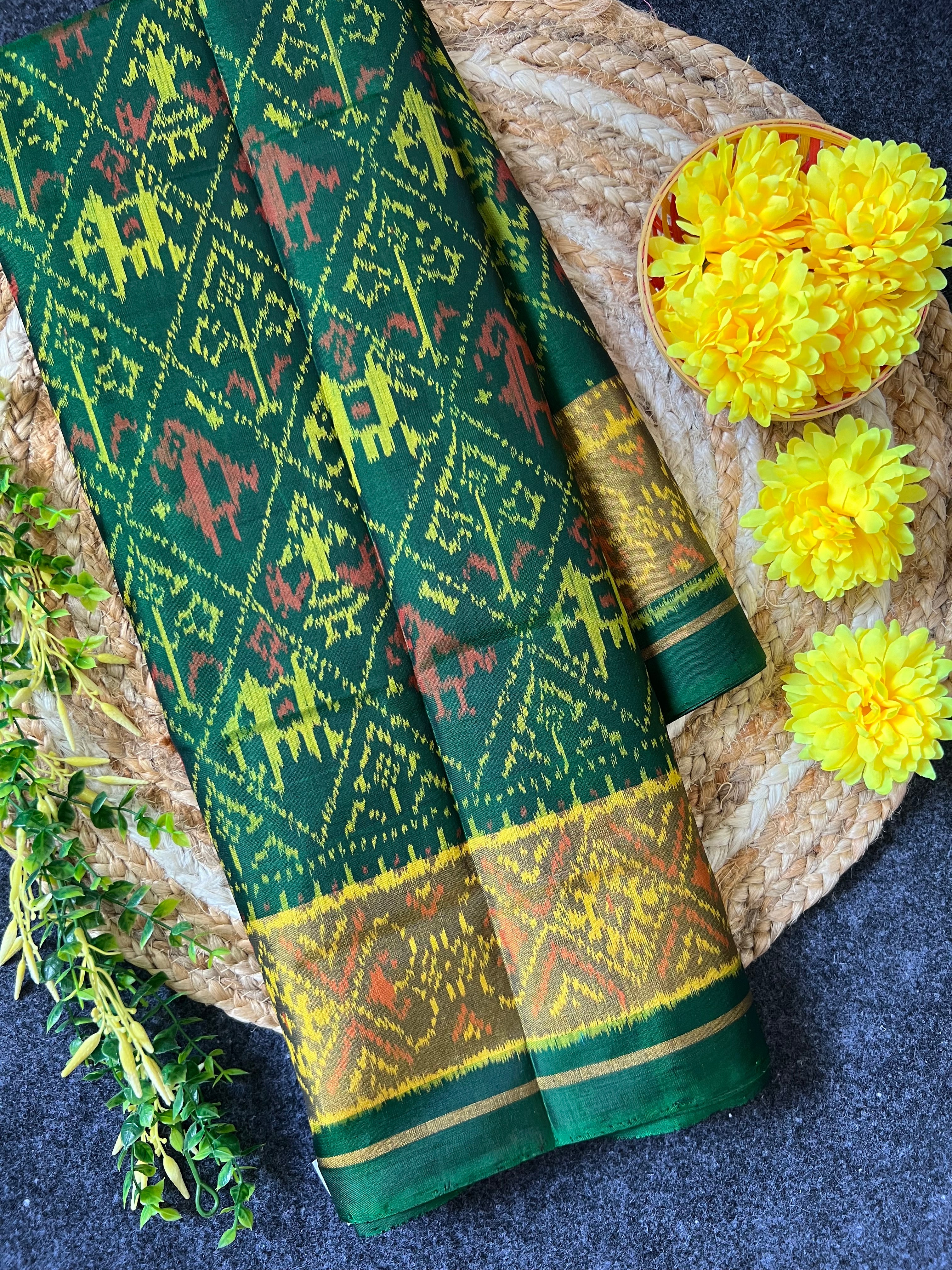 Narikunj Traditional Design Handwoven Patola Silk Saree Main image
