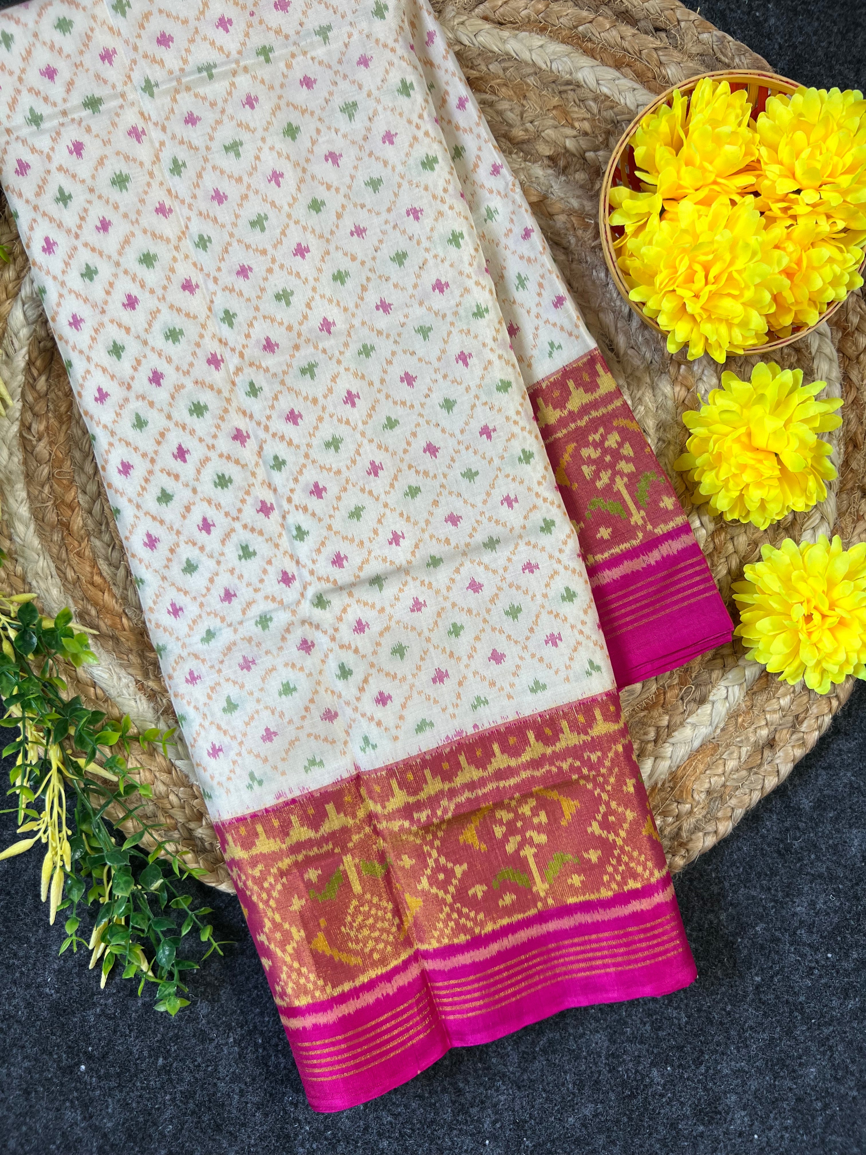 White Daliyabhat Traditional Design Handwoven Patola Silk Saree Main image